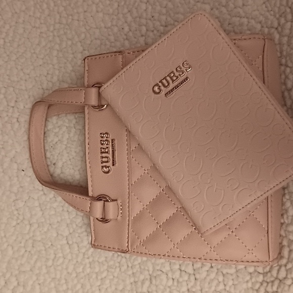 Guess purse with matching open wallet - Picture 1 of 2